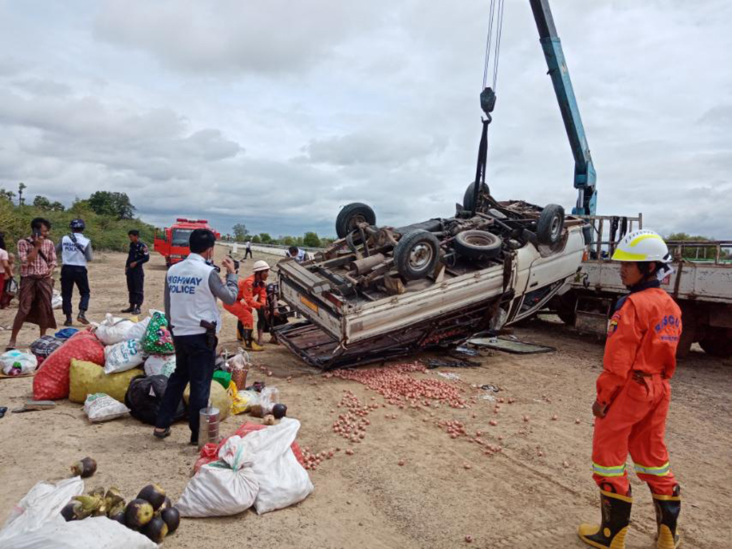 မိတ္ထီလာမြို့နယ်၊ ရန်ကုန်-မန္တလေးအမြန်လမ်းမကြီး၊ မိုင်တိုင်အမှတ် (၂၈၀/၀)နှင့် (၂၈၀/၁)အကြားတွင် ယာဉ်တိမ်းမှောက်မှု